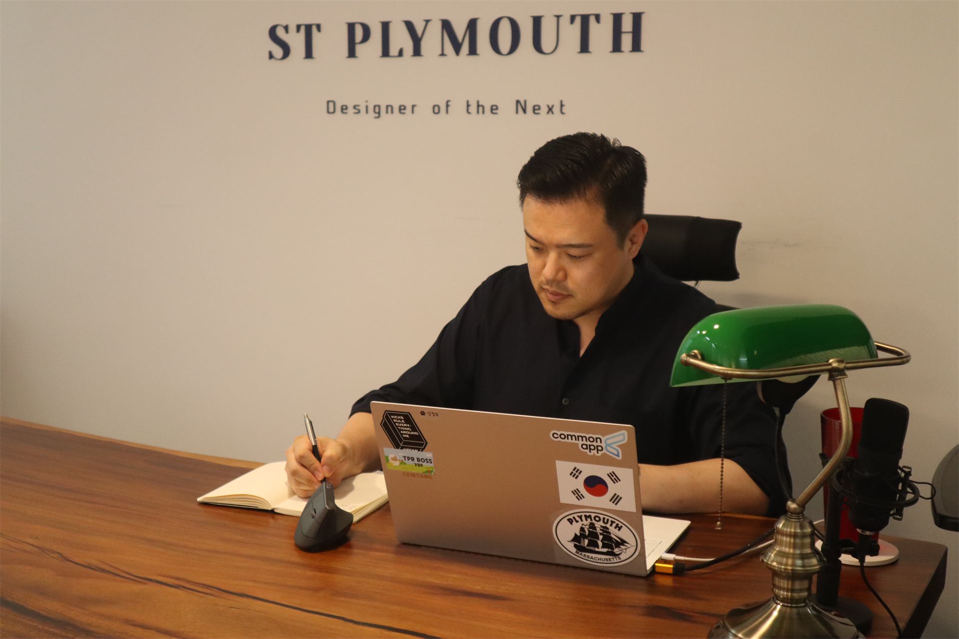 ST PLYMOUTH 사무실에서 학생 전략을 검토하는 강철호 대표