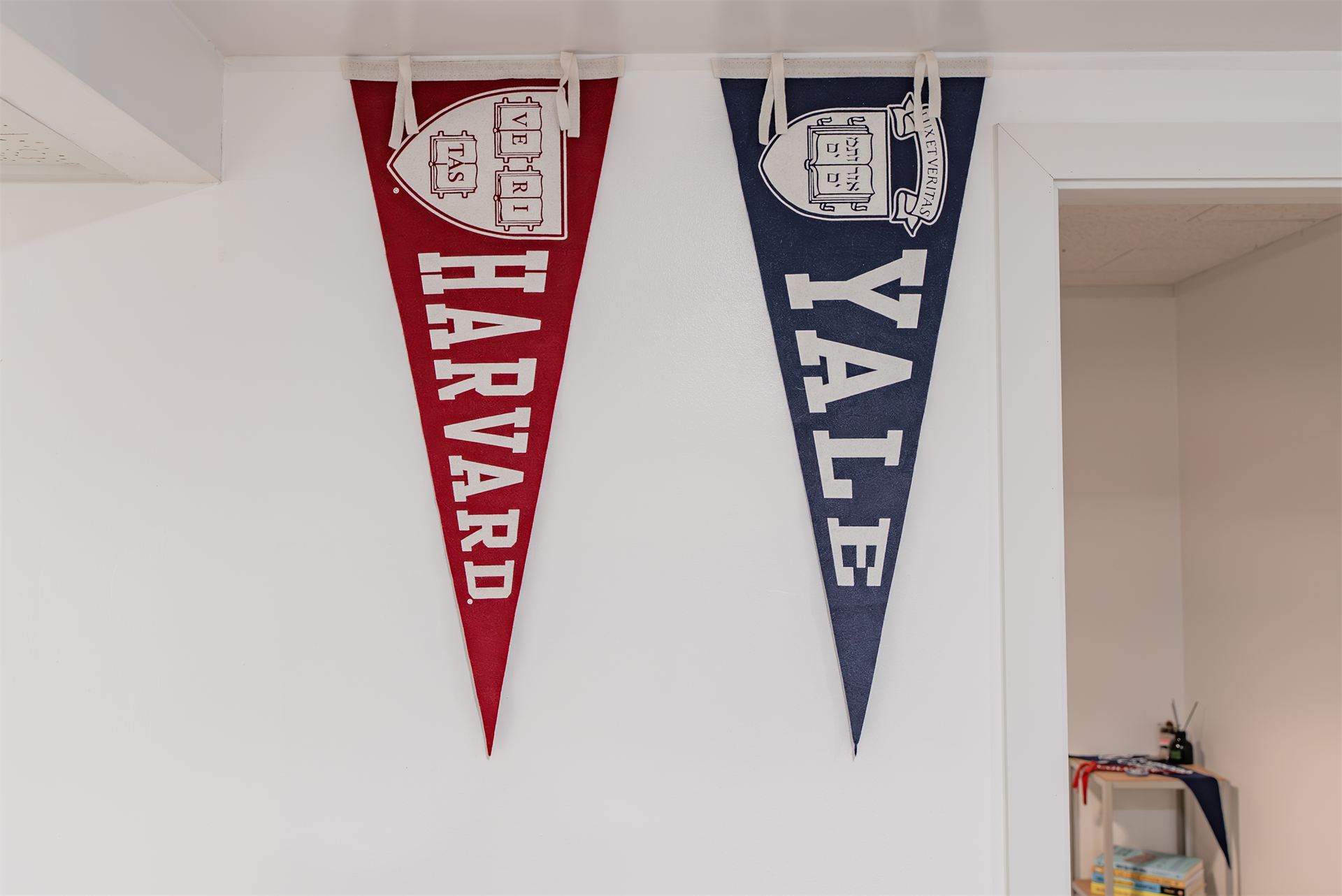 The Plymouth Club 사무실 벽에 걸린 Harvard와 Yale 페넌트