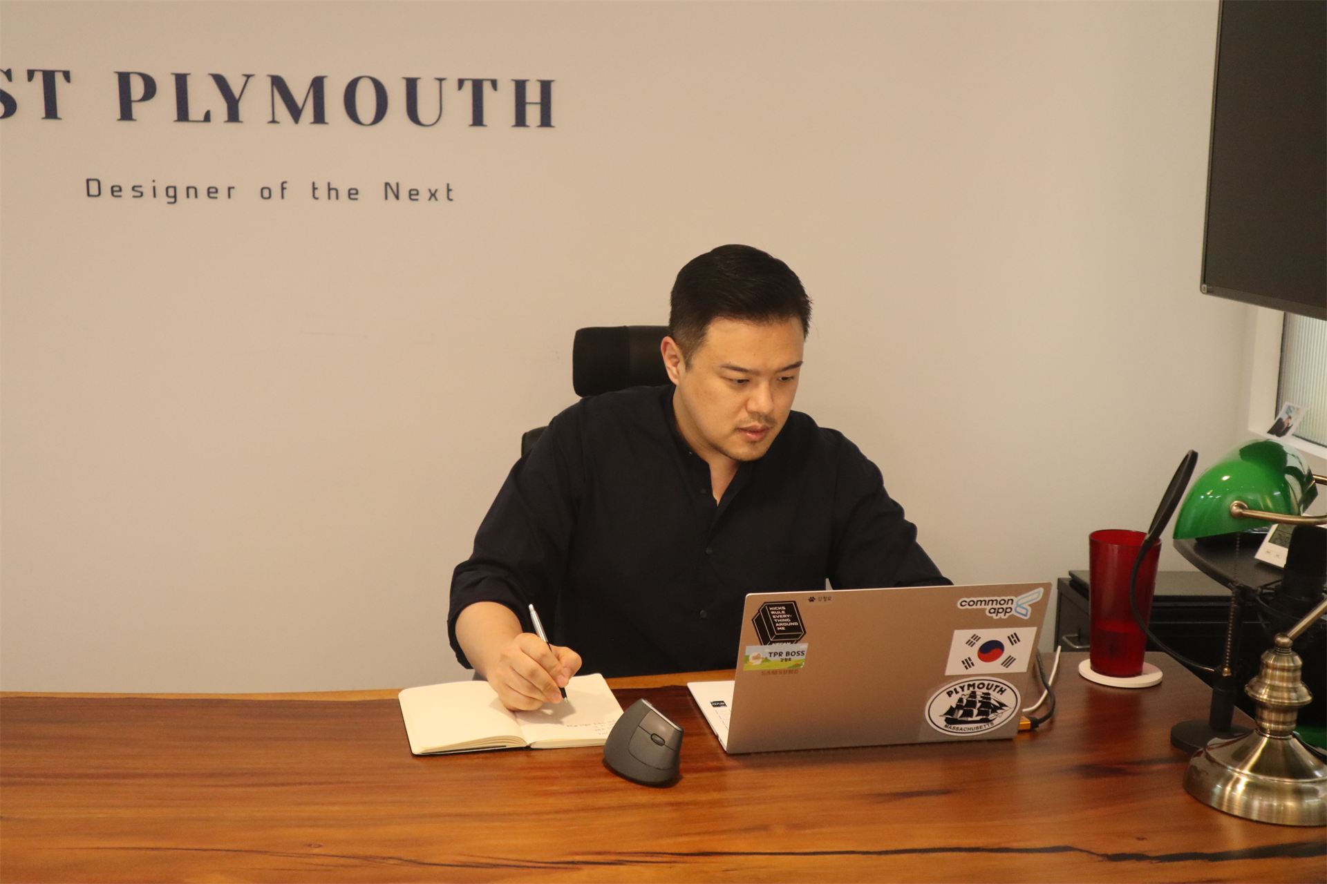 전략 노트를 기록하며 컨설팅을 준비하는 The Plymouth Club 강철호 대표